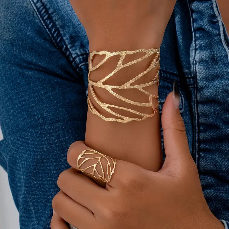 Vintage leaf-patterned cuff bracelet Jula Jewelry