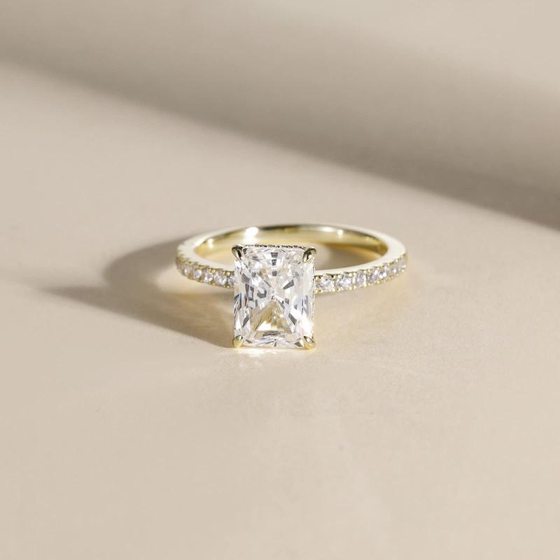 Elegant Silver Band with Sparkling Gem – Timeless Design Jula Jewelry