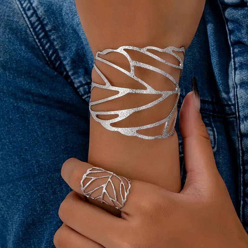 Vintage leaf-patterned cuff bracelet Jula Jewelry