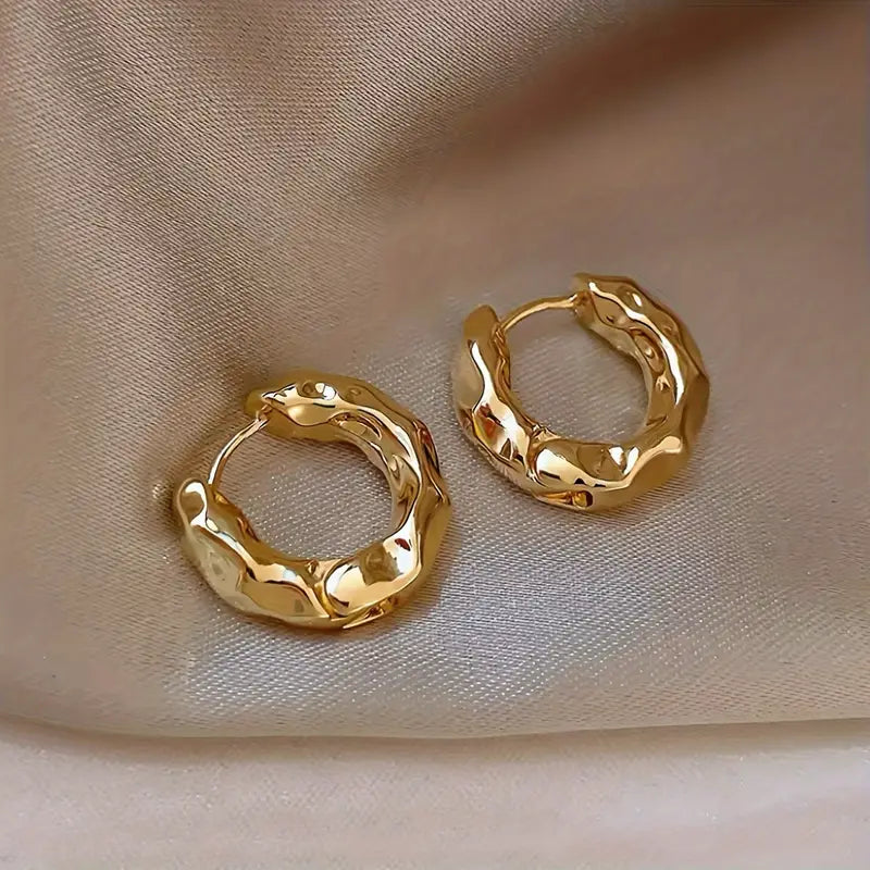 Gold earrings with a textured effect Jula Jewelry
