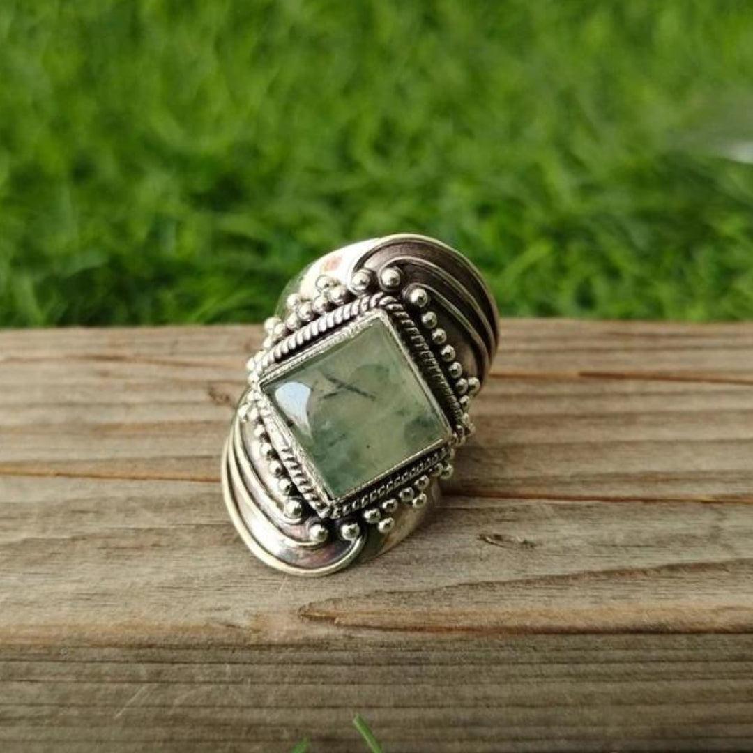 Luxurious Ring with Emerald Engraving Jula Jewelry