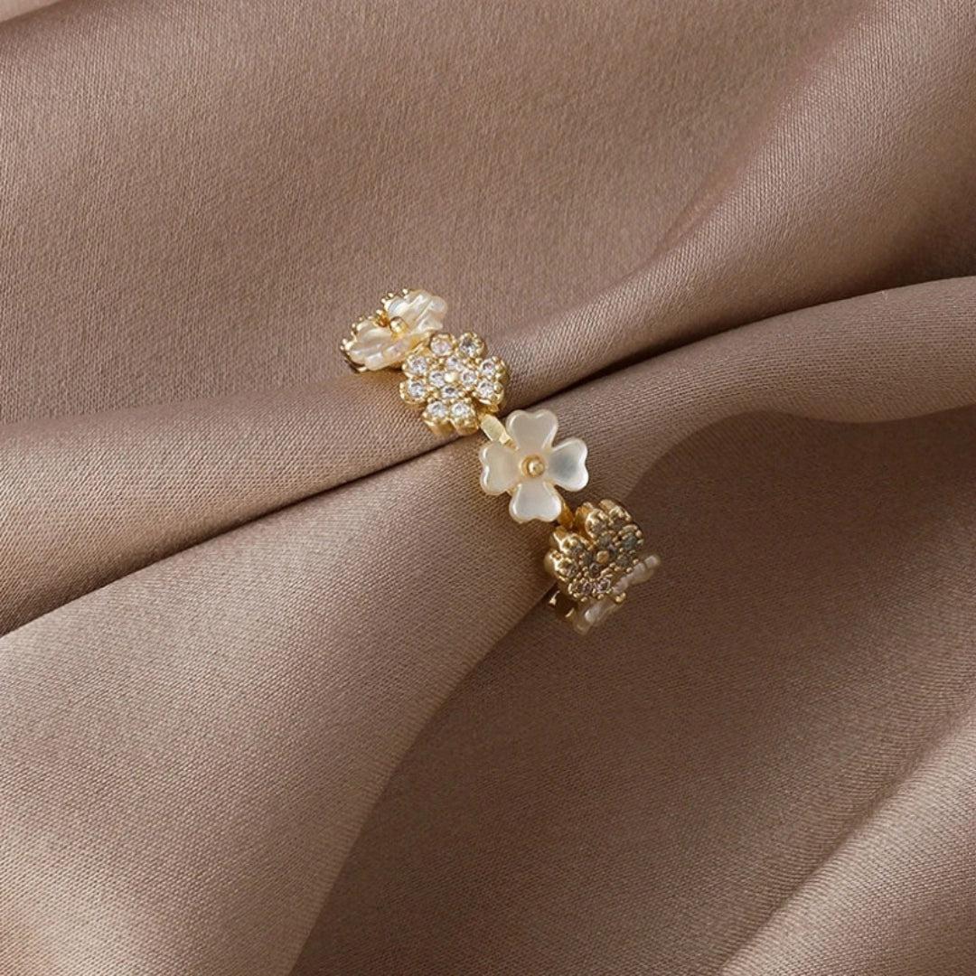 Adjustable gold ring with white blossoms and zirconia Jula Jewelry