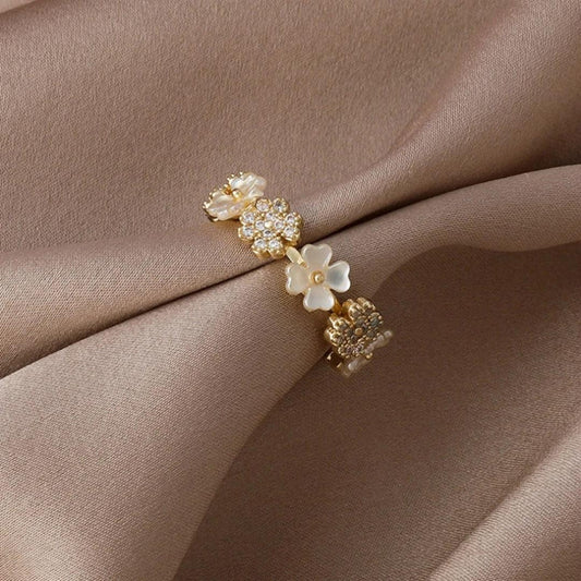 Adjustable gold ring with white blossoms and zirconia Jula Jewelry
