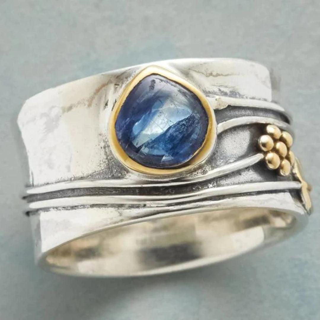 Vintage ring featuring a blue gemstone Jula Jewelry