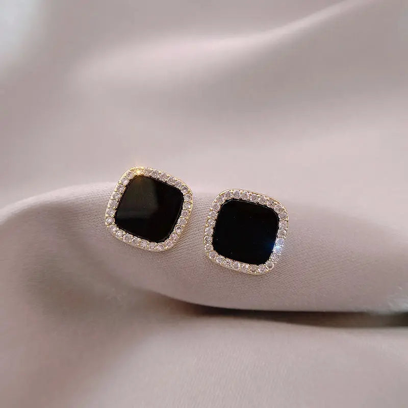 Timeless onyx earrings adorned with diamonds. Jula Jewelry