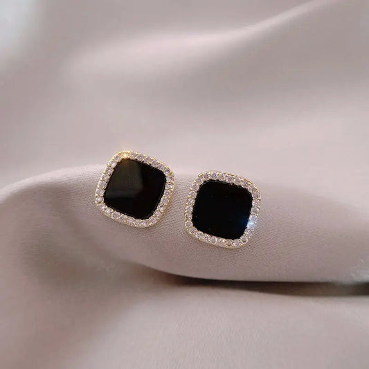 Timeless onyx earrings adorned with diamonds. Jula Jewelry