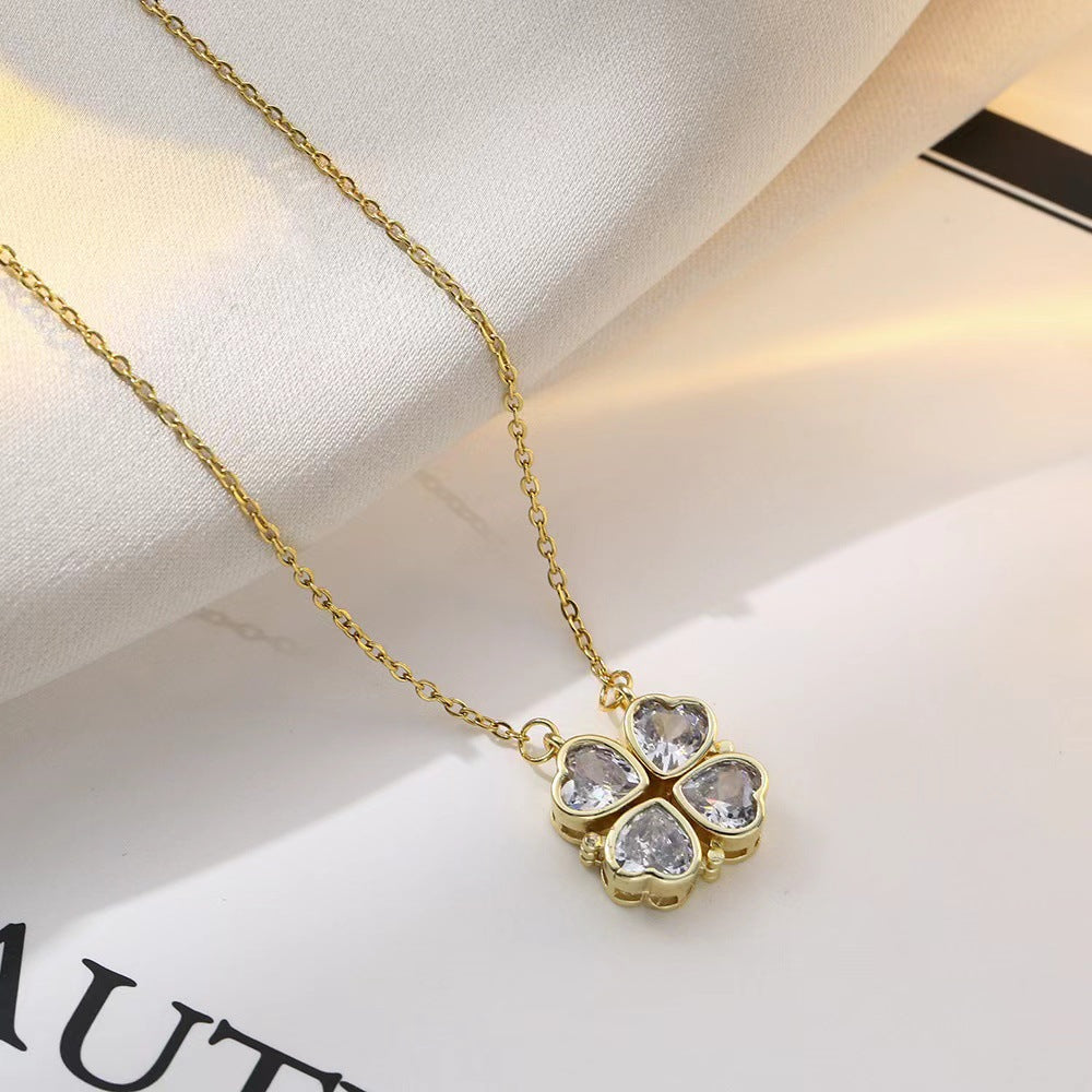 Delicate clover necklace in silver with a timeless design Jula Jewelry
