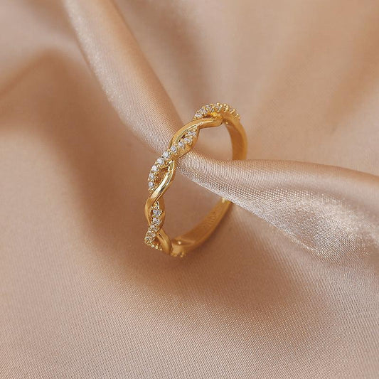 Adjustable ring with braided zirconia stones in gold. Jula Jewelry