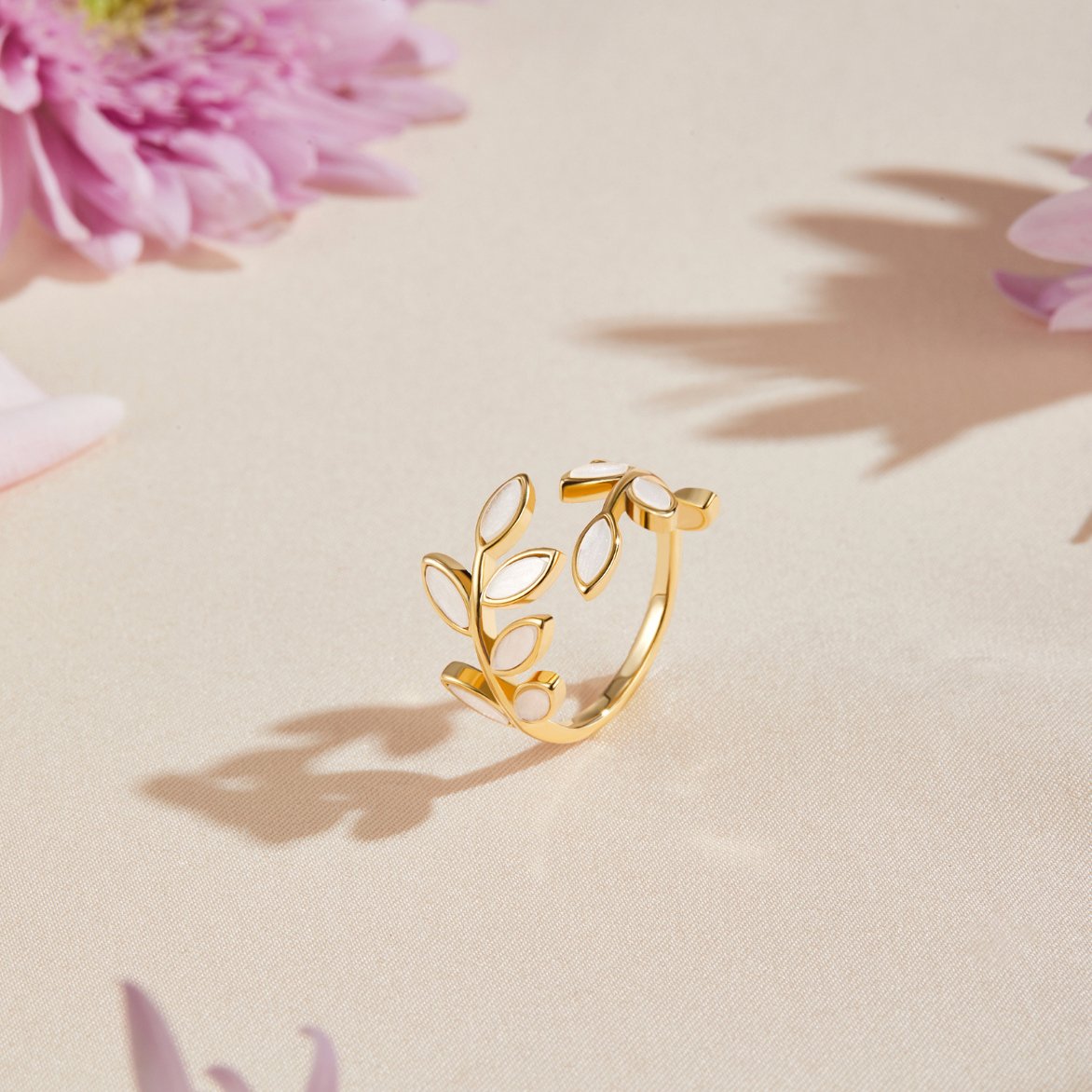 Golden Leaf Pattern Ring Jula Jewelry