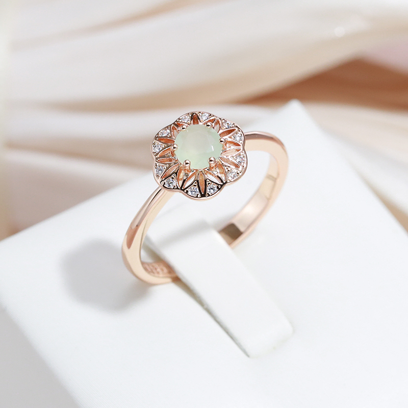 Elegant ring with a green crystal in the chime Jula Jewelry