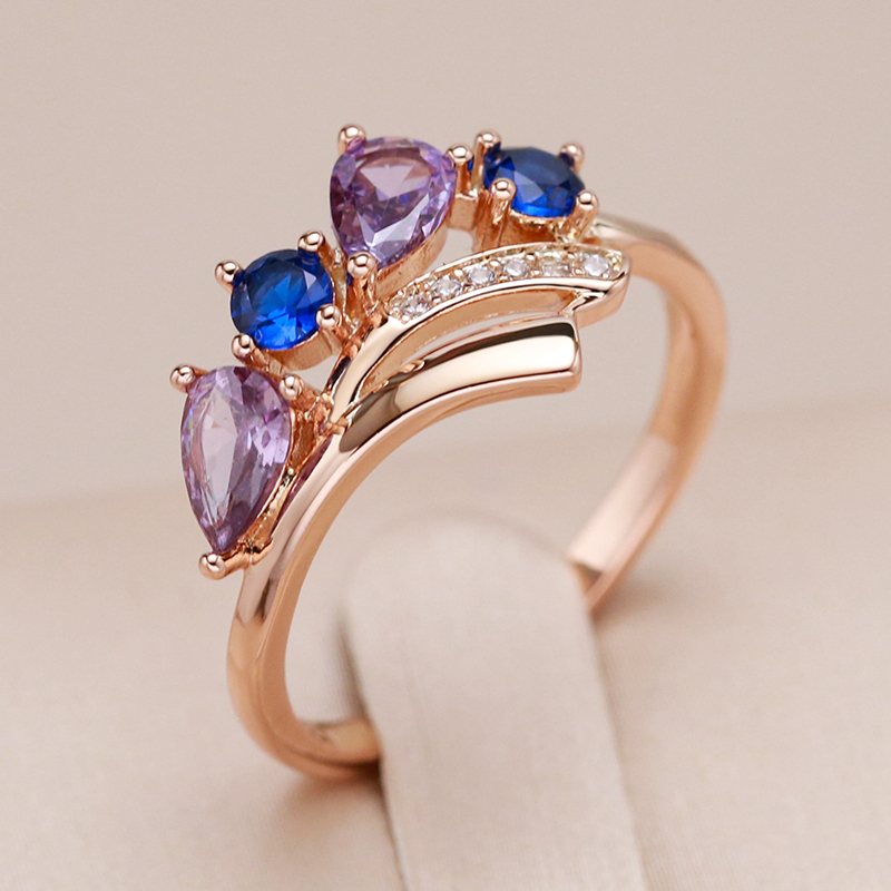 Elegant ring adorned with golden crystals Jula Jewelry