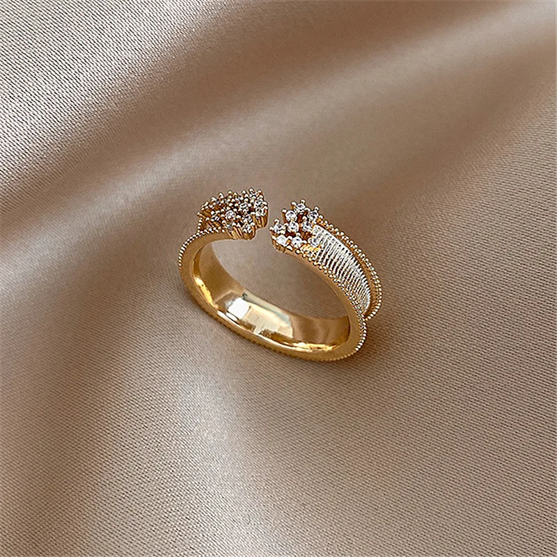 Elegant band crafted from lustrous gold. Jula Jewelry