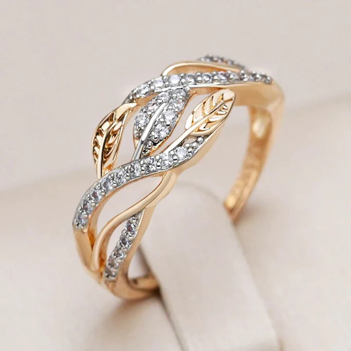 Elegant ring adorned with radiant foliage Jula Jewelry