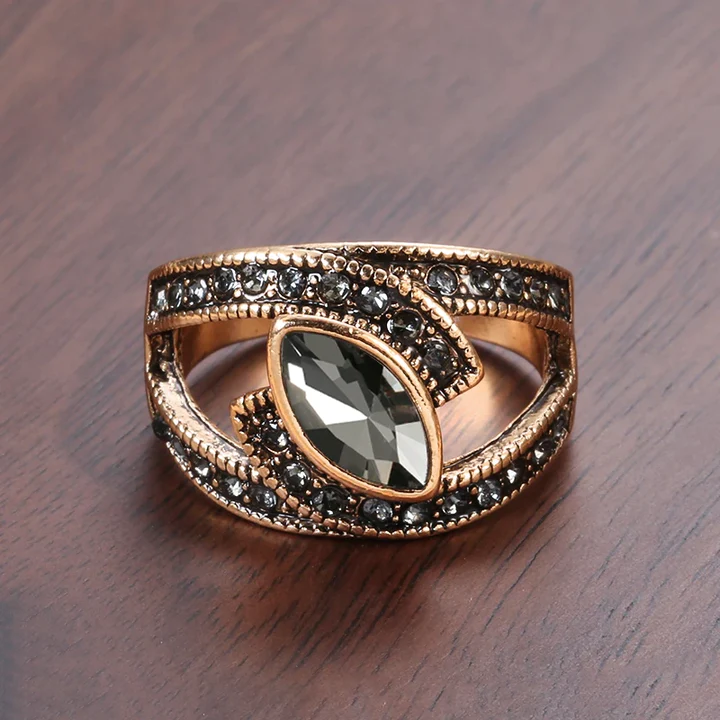 Elegant ring featuring a black gemstone Jula Jewelry