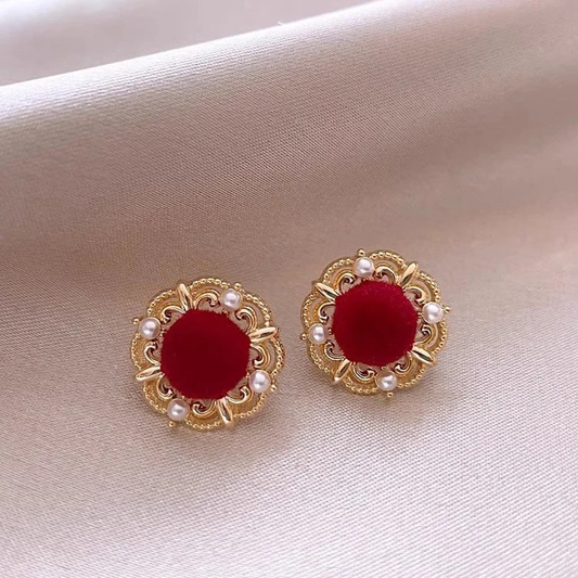 Elegant round earrings crafted from rose gold. Jula Jewelry