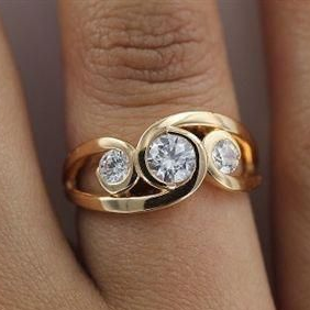 Vintage Gold-Plated Twisted Zirconia Ring Jula Jewelry