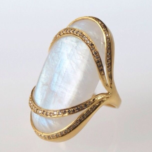 Vintage gold ring with a white stone. Jula Jewelry